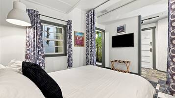 Desk, travel crib, WiFi