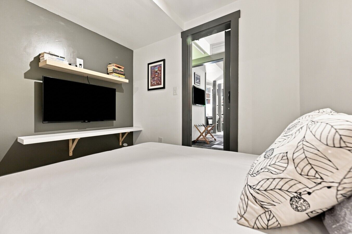 Desk, travel crib, WiFi