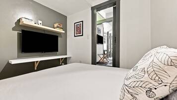 Desk, travel crib, WiFi