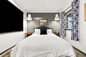 Skrivebord, reiseseng for barn og wi-fi