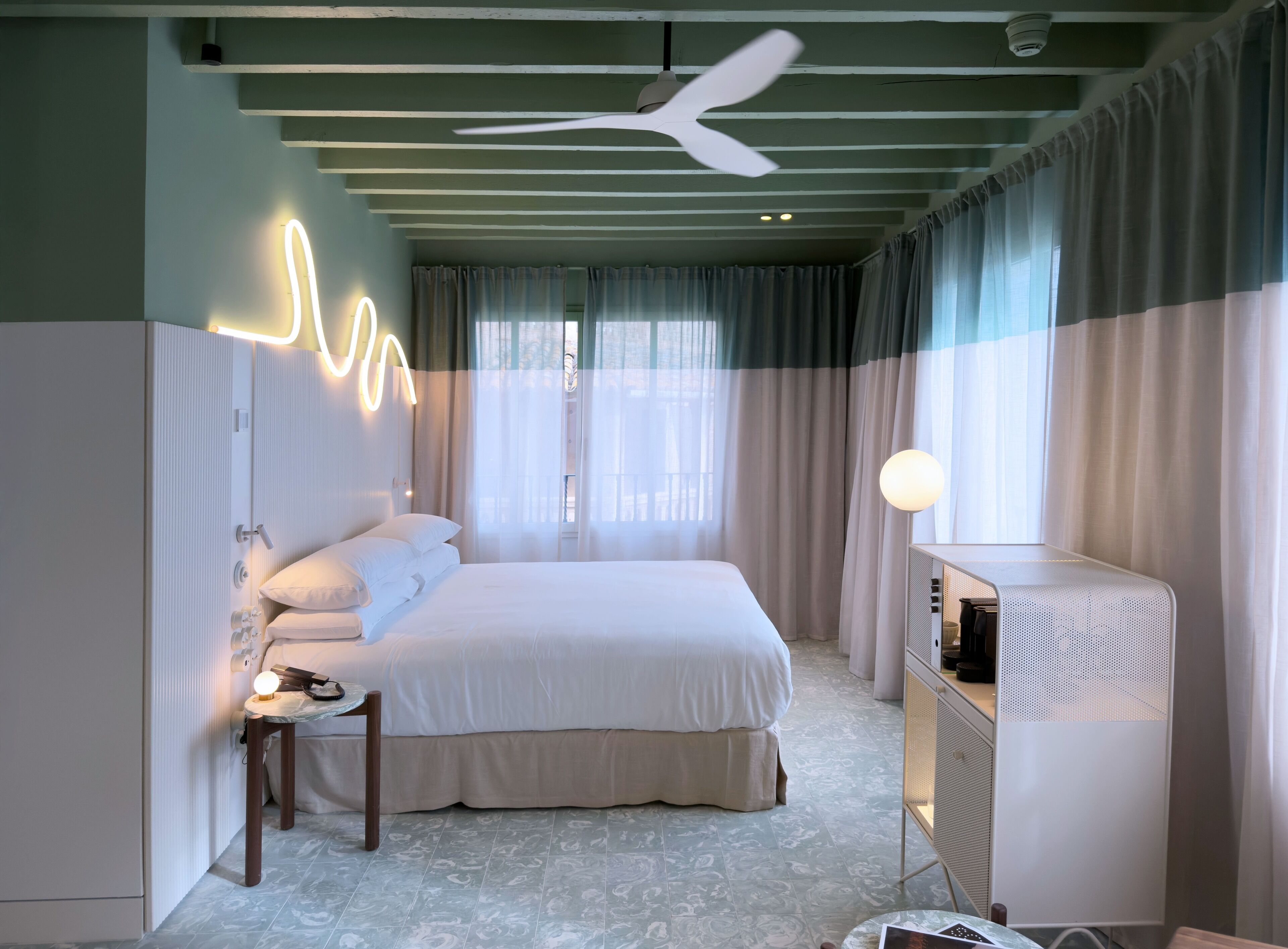 Caja fuerte, espacio para trabajar con un portátil, cortinas opacas