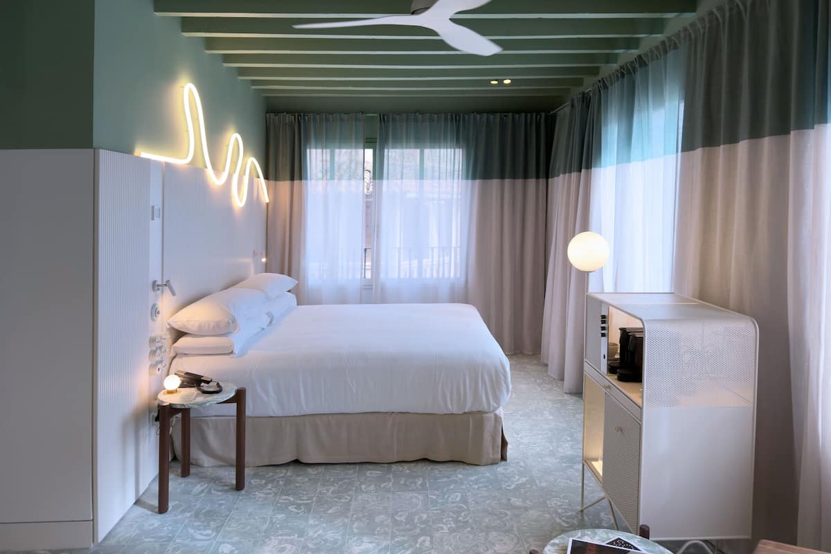 Caja fuerte, espacio para trabajar con un portátil, cortinas opacas