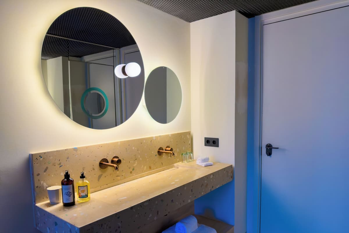 Tallelokero huoneessa, kannettavalle tietokoneelle sopiva työtila