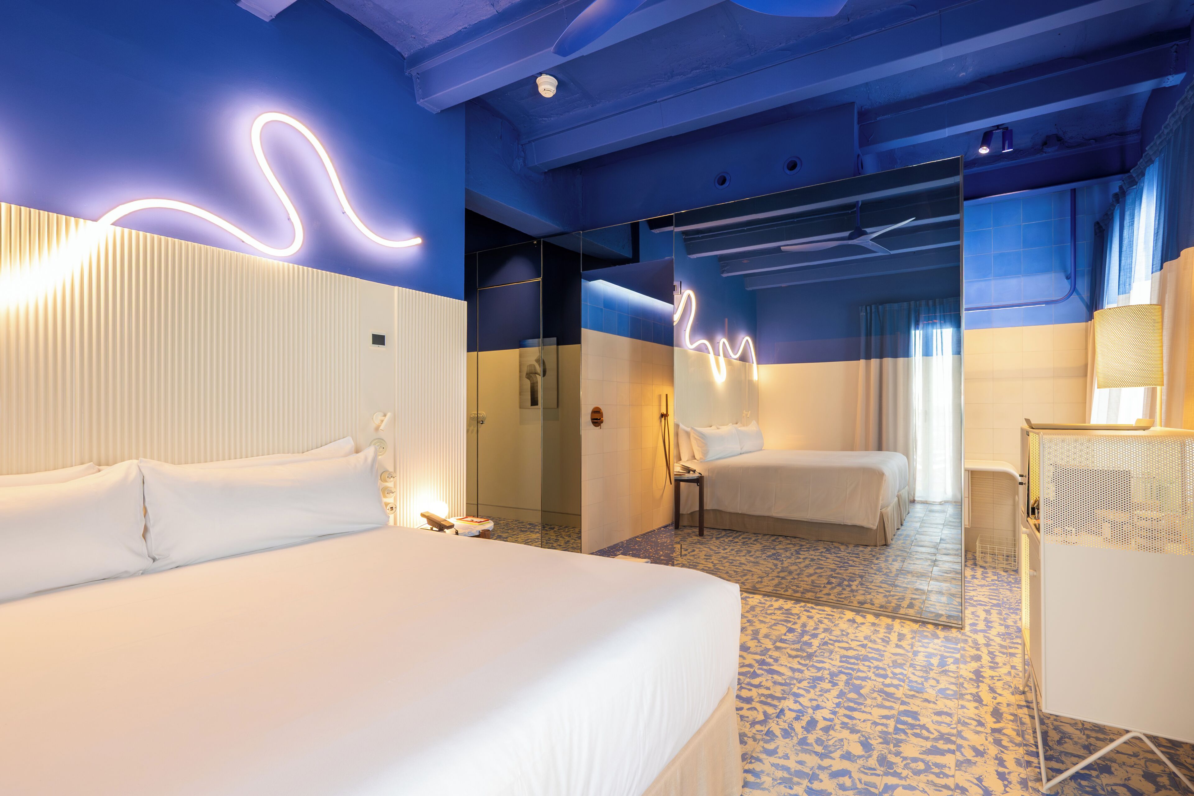 Cassaforte in camera, postazione laptop, tende oscuranti