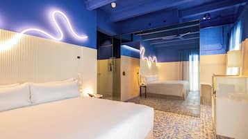 Cassaforte in camera, postazione laptop, tende oscuranti