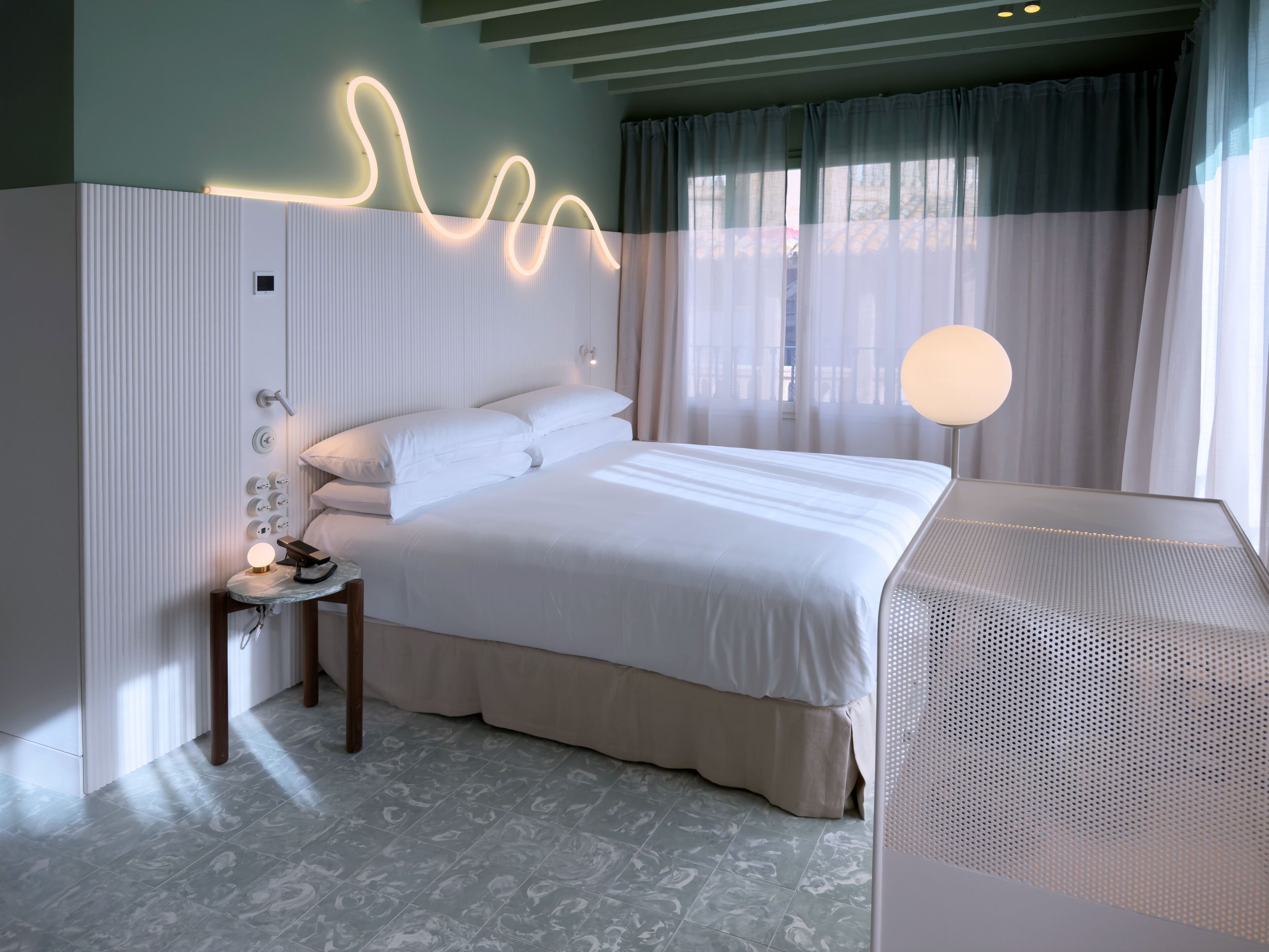 Caja fuerte, espacio para trabajar con un portátil, cortinas opacas