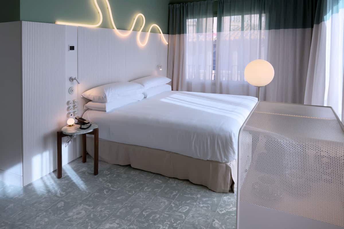 Caja fuerte, espacio para trabajar con un portátil, cortinas opacas