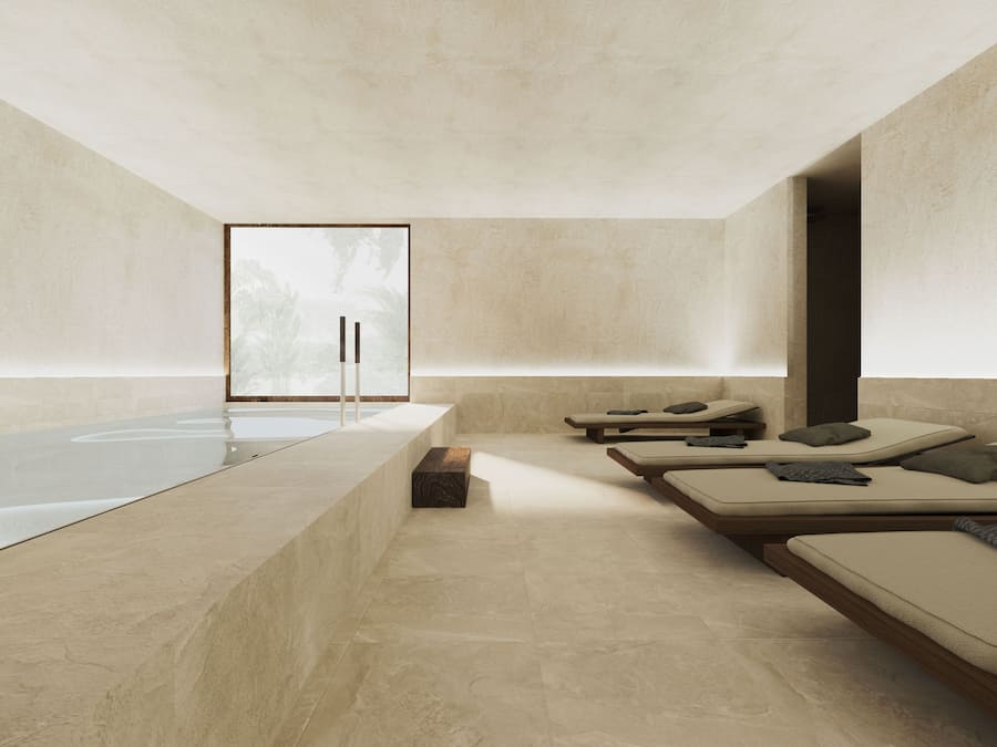 Una piscina techada, una piscina al aire libre