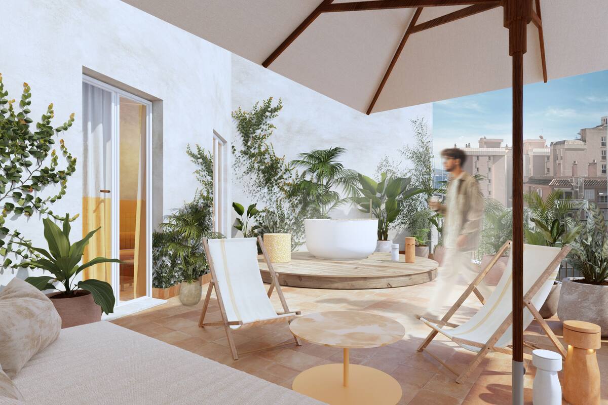 Un área lounge moderna al aire libre con techo de madera, un parasol grande y varias opciones de asientos, incluyendo sillones y un sofá.