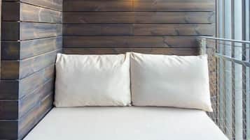 Een kluis op de kamer, een laptopwerkplek, verduisterende gordijnen