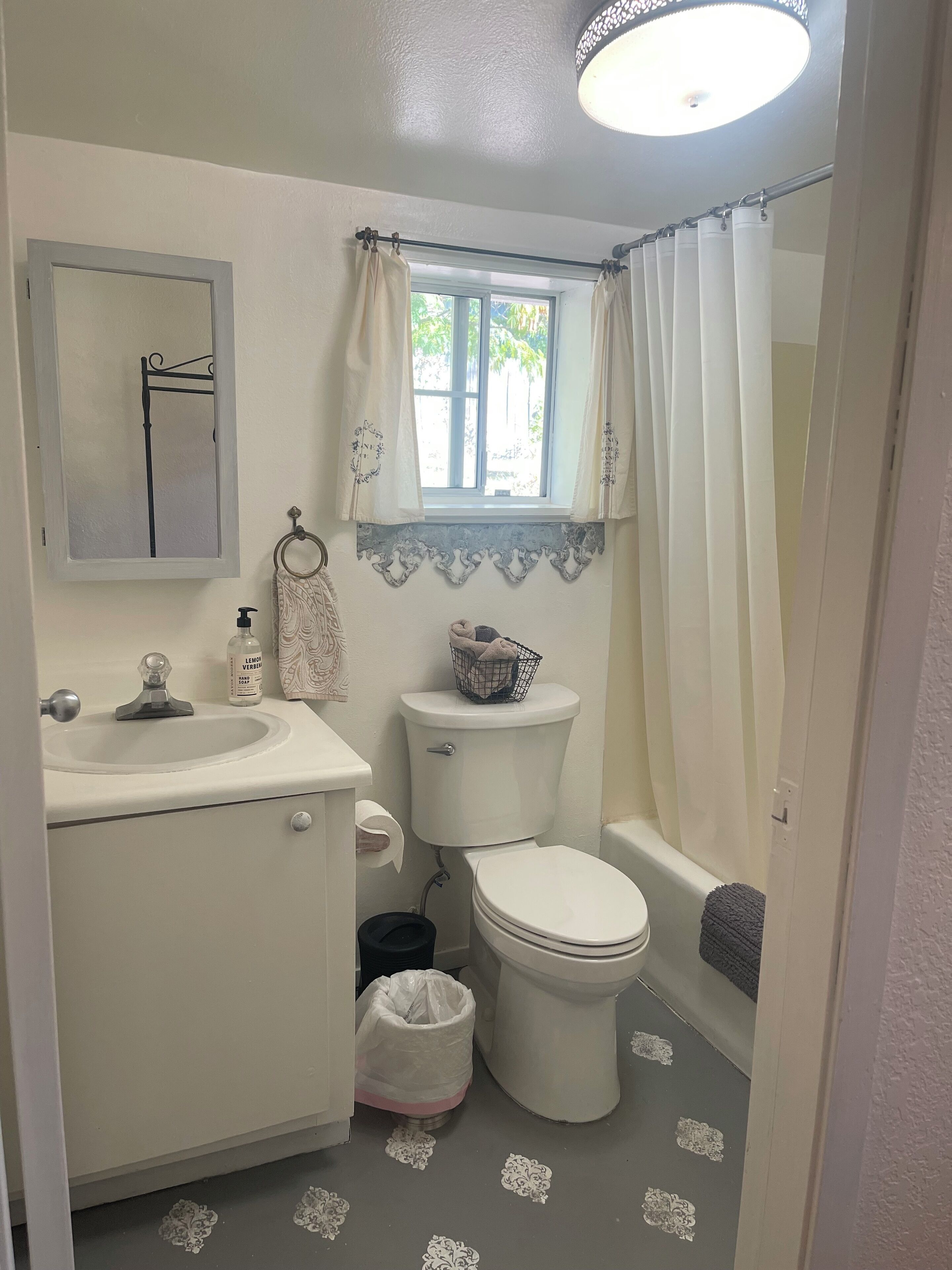 Hårtork, handdukar, tvål och toalettpapper