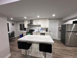 Jääkaappi, mikroaaltouuni, uuni, liesi