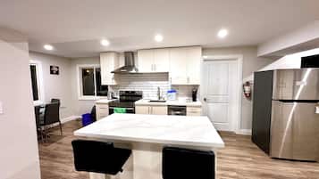 Geladeira, micro-ondas, fogão, cooktop