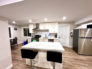 Fridge, microwave, oven, stovetop - Luxurious 2 bedroom Heated floor 2 bathroom near to Chicopee Hill & Airport (Kitchener)