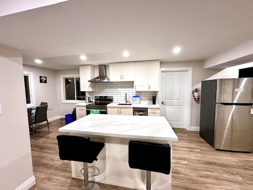 Luxurious 2 bedroom Heated floor 2 bathroom near to Chicopee Hill & Airport