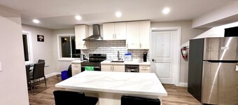 Luxurious 2 bedroom Heated floor 2 bathroom near to Chicopee Hill & Airport