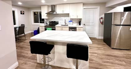 Luxurious 2 bedroom Heated floor 2 bathroom near to Chicopee Hill & Airport