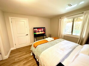 2 bedrooms, free WiFi, bed sheets - Luxurious 2 bedroom Heated floor 2 bathroom near to Chicopee Hill & Airport (Kitchener)