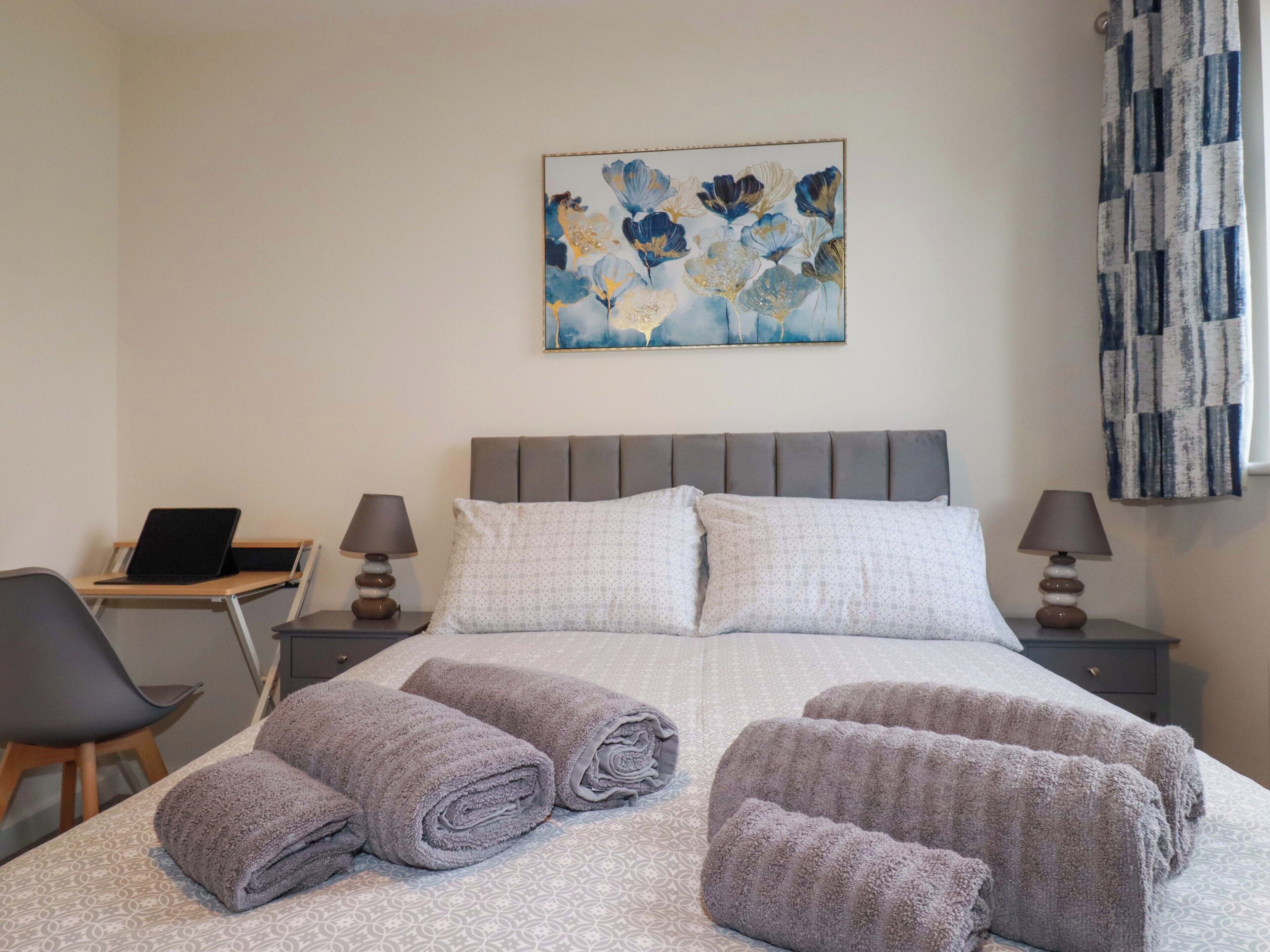 2 عدّة غرف نوم وبديكورات فريدة لكل غرفة وطراز فريد لكل وحدة