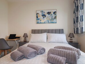 2 bedrooms, individually decorated, individually furnished, free WiFi - Yonja Homes (St Austell)