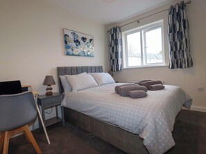 2 bedrooms, individually decorated, individually furnished, free WiFi - Yonja Homes (St Austell)