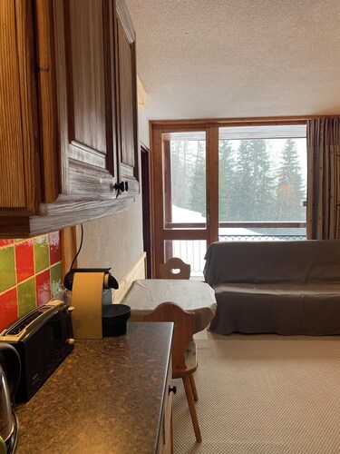 SUPERBE 2 PIECES TRES COQUET REFAIT DE NEUF AVEC CHAMBRE SEPAREE 200m PISTES