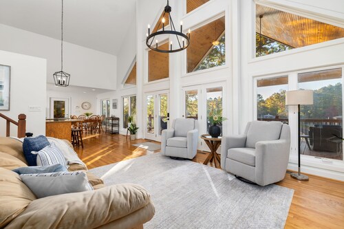 5BR Lakefront, Docks, Game Room, Kayaks, Pet Friendly