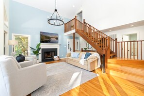 Smart TV, fireplace, table football, ping pong - 5BR Lakefront, Docks, Game Room, Kayaks, Pet Friendly (Henrico)