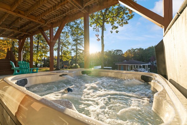 Outdoor spa tub - 5BR Lakefront, Docks, Game Room, Kayaks, Pet Friendly (Henrico)