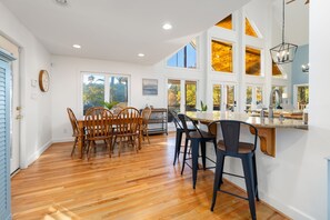 Dining - 5BR Lakefront, Docks, Game Room, Kayaks, Pet Friendly (Henrico)