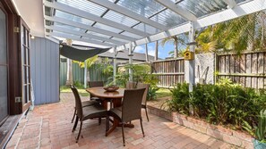 Outdoor dining - Seascape Cottage - Shelly Beach (Shelly Beach)