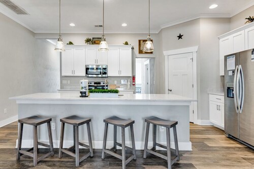 5BR ViBe District Retreat – Pet - Friendly for Small Dogs