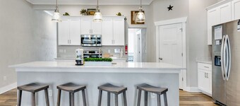 5BR ViBe District Retreat – Pet - Friendly for Small Dogs