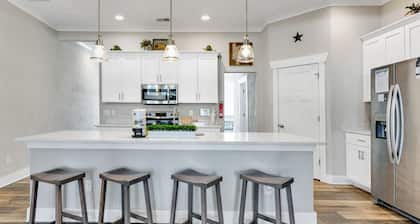 5BR ViBe District Retreat – Pet - Friendly for Small Dogs