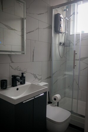 Toalhas de banho, sabonete, papel higiênico 