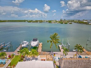 Marina - Canal-Front Stay + Cabana Club  + Pet Friendly (Key Colony Beach)