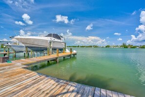 Marina - Canal-Front Stay + Cabana Club  + Pet Friendly (Key Colony Beach)