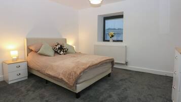 2 phòng ngủ, trang trí khác biệt