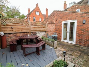 Outdoor dining - Norbury House (Lincoln)