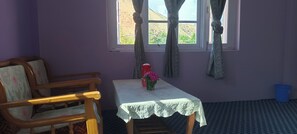 Ducha, artículos de higiene personal gratuitos, zapatillas y toallas