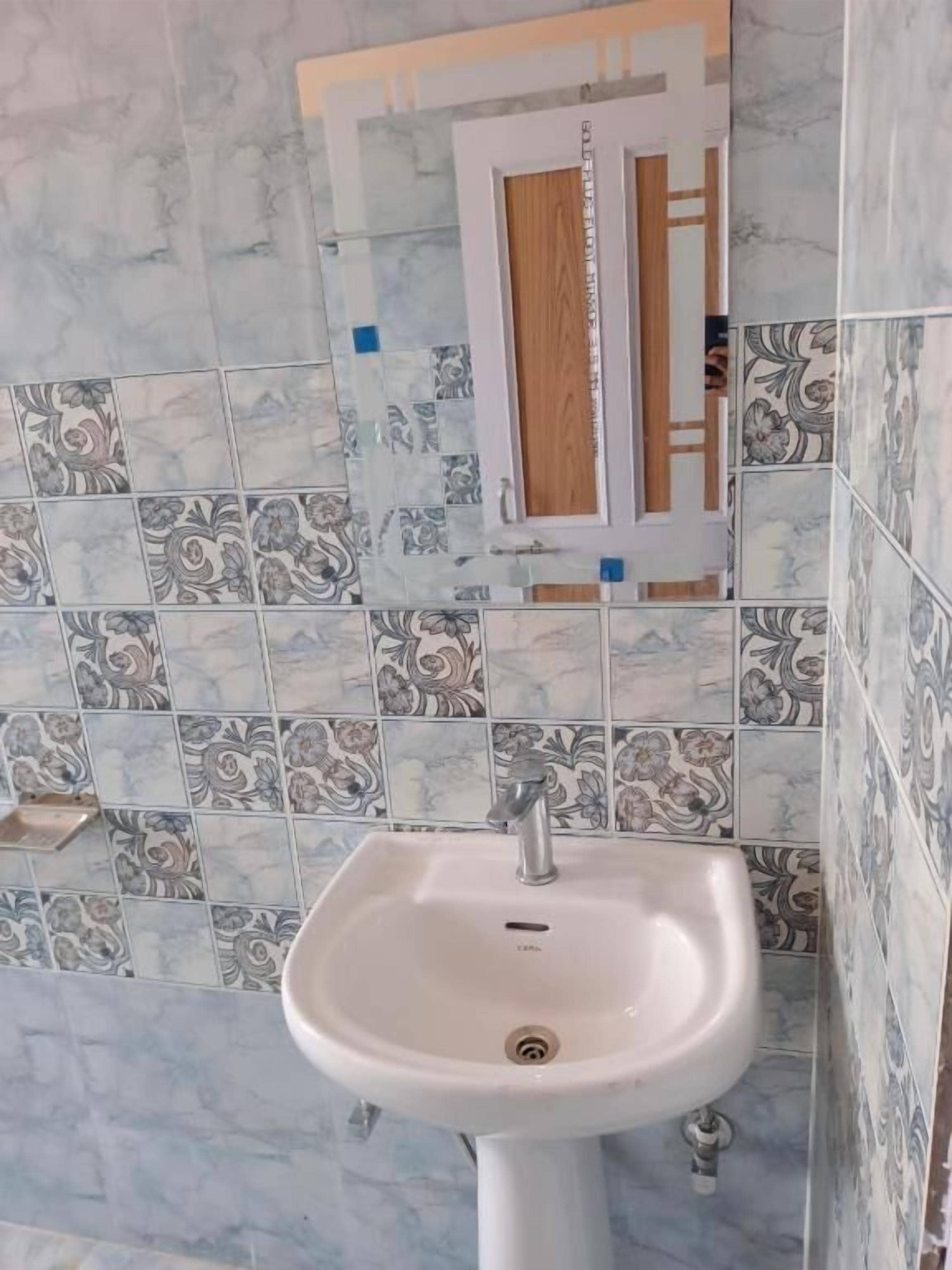 Ducha, artículos de higiene personal gratuitos, zapatillas y toallas