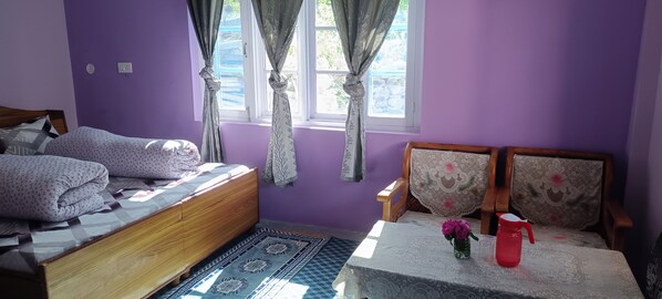 Escritorio, espacio para trabajar con laptop y cortinas blackout 