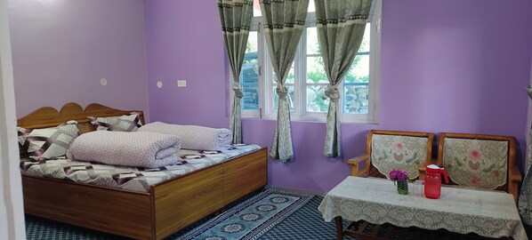 Escritorio, espacio para trabajar con un portátil, cortinas opacas