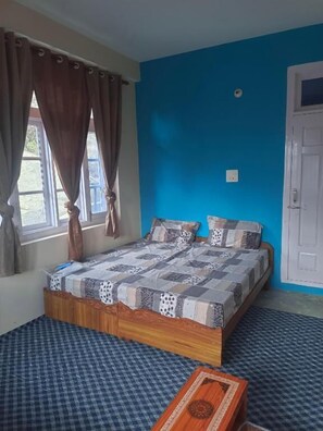 Meja, ruang kerja komputer riba, langsir/tirai gelap terus, kalis bunyi 