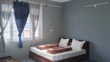 書桌、筆電工作空間、遮光布/窗簾、隔音