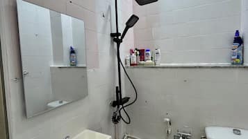 HandtĂŒcher, Seife, Shampoo, Toilettenpapier