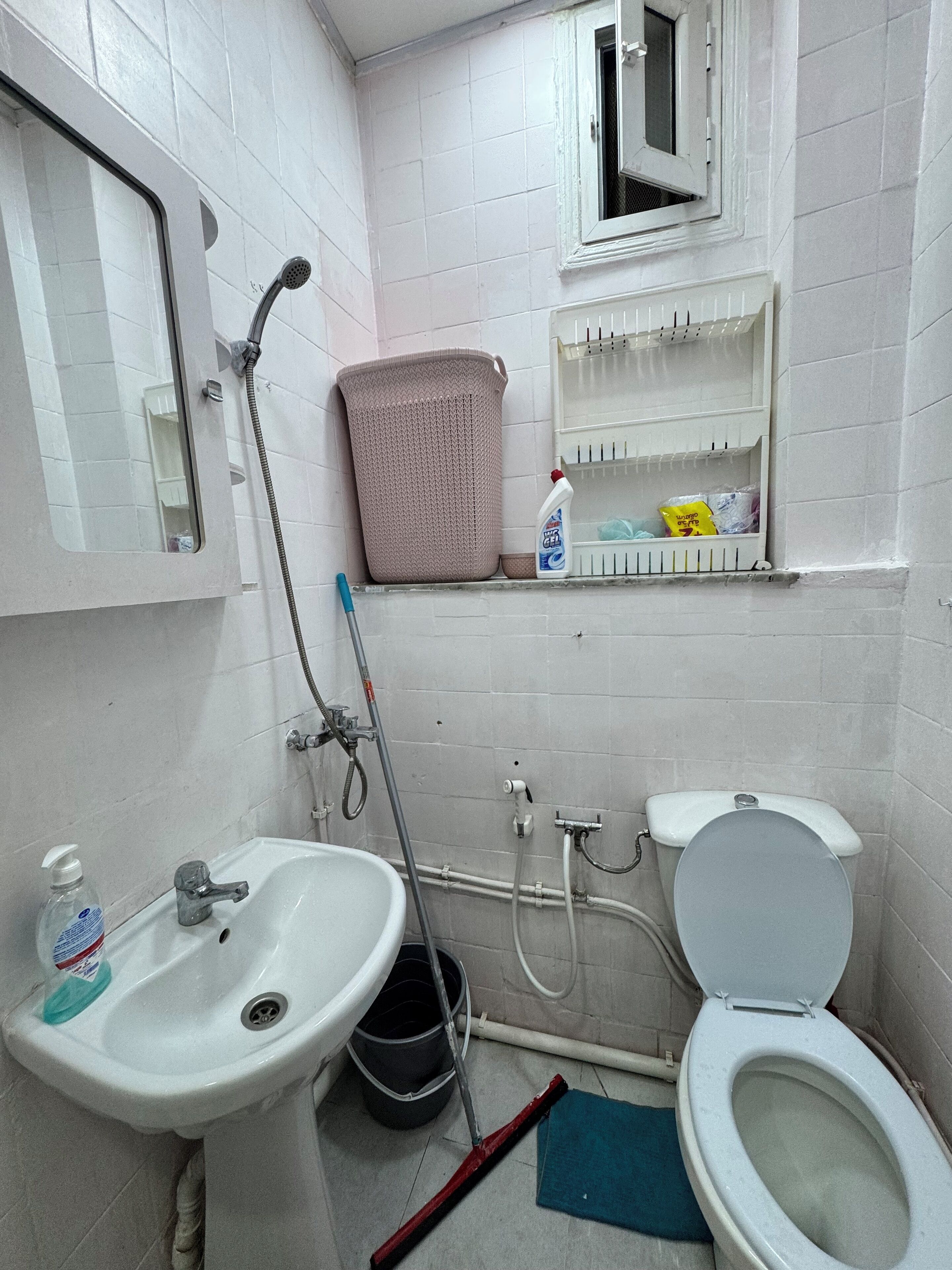 Toallas, jabón, papel de baño 