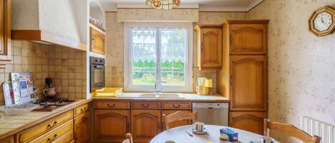 ثلاجة، ميكروويف، فرن، غسالة أطباق