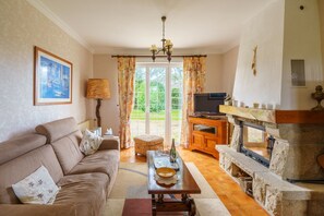 Televisión, chimenea y estéreo 