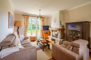 Televisión, chimenea y estéreo 